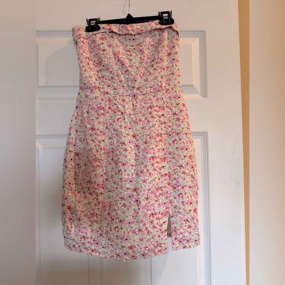 Aeropostale: Ladies Floral Strapless Dress. Back scrunchie w/zipper. Size small.